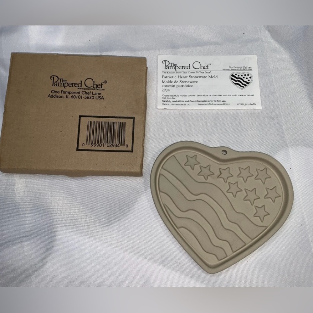 Pampered Chef Valentine’s Beige Patriotic Heart Stoneware Cookie Treats Mold NIB